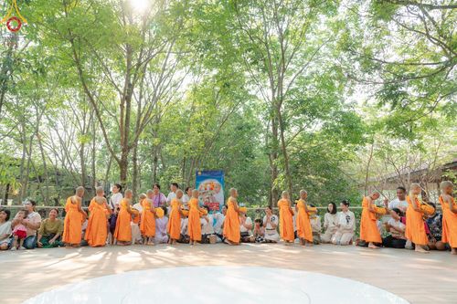 ภาพ No.135157: พิธีบรรพชาสามเณร  พิธีตักบาตรฉลองสามเณรใหม่ วันที่ 1 เมษายน พ.ศ.2567 ในโครงการบรรพชาสามเณรฟื้นฟูพระพุทธศาสนาทั่วไทย ณ ศูนย์ปฏิบัติธรรมแก้วเมืองเลย