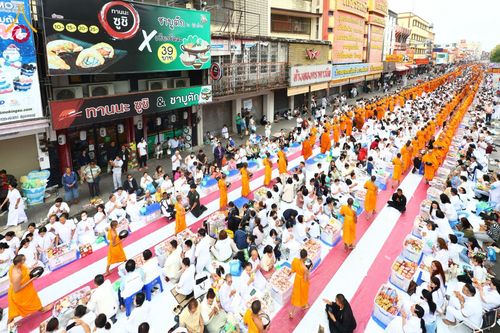 ภาพ No.210384:วันอาทิตย์ที่ 9 มีนาคม พ.ศ. 2568 พ่อเมืองโคราชจัดตักบาตรพระหมื่น ทำบุญเมือง 557 ปี