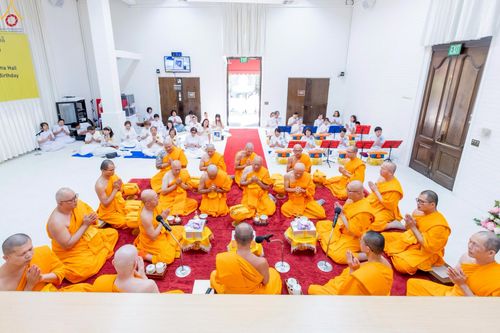 ภาพ No.252344:วันที่ 4-5 ตุลาคม พ.ศ. 2568  วัดพระธรรมกายแคลิฟอร์เนีย ประเทศสหรัฐอเมริกา ได้จัดพิธีตัดปอยผม โดยคณะสงฆ์ ญาติ ๆ และสาธุชน ให้กับนาคธรรมทายาท 8 ท่าน และได้จัดพิธีบรรพชา-อุปสมบท ฉลองพิธีทอดกฐินบรมจักรพรรดิ สร้างอุโบสถ 82 ปี บูชาธรรมหลวงพ่อธัมมชโย