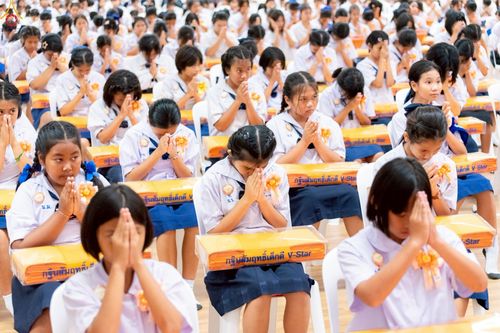 ภาพ No.246024:วันเสาร์ที่ 13 กันยายน พ.ศ. 2568 พิธีมอบผ้าไตรประธานกฐินสัมฤทธิ์เด็กดี V-Star ณ สภาธรรมกายสากล วัดพระธรรมกาย