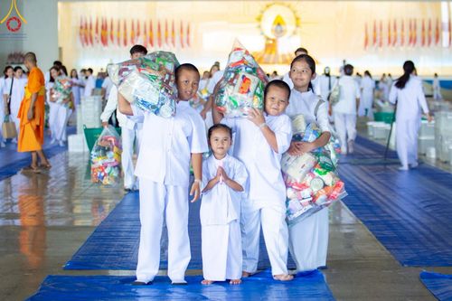 ภาพ No.222077:วันที่ 4 พฤษภาคม พ.ศ. 2568 พิธีตักบาตร เนื่องในวันอาทิตย์ต้นเดือน ณ บ้านแก้วเรือนทองคุณยายฯ วัดพระธรรมกาย