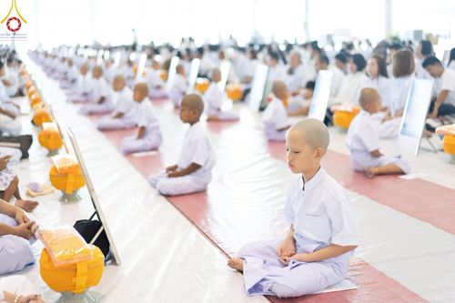 ภาพ No.215058:วันเสาร์ที่ 5 เมษายน พ.ศ. 2568 พิธีเวียนประทักษิณรอบพระมหาธรรมกายเจดีย์  พิธีวันทาเจดีย์ พิธีขอขมาและมอบผ้าไตร ในโครงการบรรพชาสามเณรฟื้นฟูพระพุทธศาสนาทั่วไทย , โครงการหน่อแก้วเปรียญธรรม รุ่นที่ 13 ,  โครงการสามเณรยุวธรรมทายาท รุ่นที่ 33 , โครงการสามเณรมั