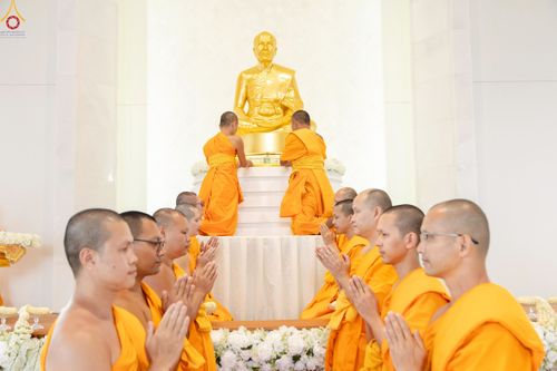 ภาพ No.239500:วันอาทิตย์ที่ 17 สิงหาคม พ.ศ. 2568 พิธีกดปุ่มอัญเชิญรูปเหมือน พระมงคลเทพมุนี (สด จันทสโร)  ณ มหาวิหารแก้วพระมงคลเทพมุนี  ศูนย์ปฏิบัติธรรมแก้วเมืองเลย