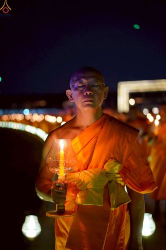 ภาพ No.224069:วันวิสาขบูชา วันอาทิตย์ที่ 11 พฤษภาคม พ.ศ. 2568 พิธีจุดวิสาขประทีป ,  พิธีเวียนประทักษิณรอบพระมหาธรรมกายเจดีย์ , พิธีฉลองชัยสวดมนต์บทธัมมจักกัปปวัตตนสูตร ครบ 7,357,000,000 จบ ณ มหารัตนวิหารคด วัดพระธรรมกาย