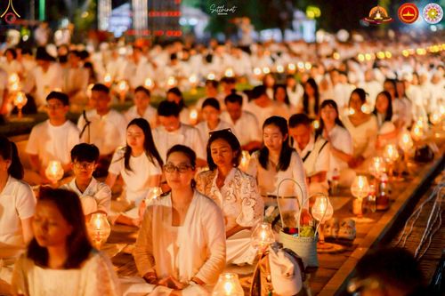 ภาพ No.224585:วันจันทร์ที่ 12 พฤษภาคม พ.ศ. 2568  ชาวพุทธในอินโดนีเซีย ร่วมฉลองวิสาขบูชาจุดประทีปกว่า 200,000 ดวง ณ พระมหาเจดีย์บรมพุทโธ  เจริญพุทธมนต์ถวาย “พระวชิรเกล้าเจ้าอยู่หัว”
