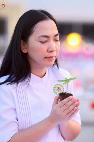 ภาพ No.253000:วันที่ 10 ตุลาคม พ.ศ. 2568 พิธีปลูกต้นทรัพย์บานชื่น ณ ลานธรรม วัดพระธรรมกาย