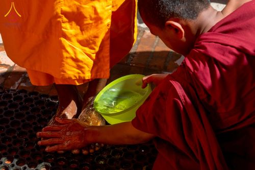 ภาพ No.213216:วันที่ 17 - 18 มีนาคม พ.ศ. 2568 คณะสงฆ์และสามเณรเดินบิณฑบาต รอบเมืองในพื้นที่ วัดสยมภูวนาถและราชวังปาตัน ณ เมืองกาฐมาณฑุ ประเทศเนปาล