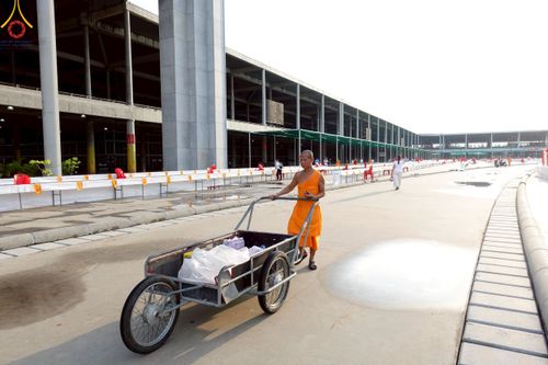 ภาพ No.218563:วันที่ 15 - 18 เมษายน พ.ศ. 2568 การเตรียมภาชนะสำหรับถวายภัตตาหาร , การจัดโต๊ะเก้าอี้ในลานธรรม , การแพ็คพัสดุงานต้อนรับ เพื่องานวันคุ้มครองโลก 22 เมษายน พ.ศ.2568 วัดพระธรรมกาย