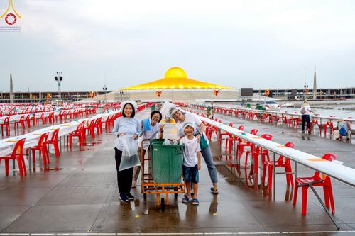 ภาพ No.218729:วันพฤหัสบดีที่ 17 เมษายน พ.ศ. 2568 การเตรียมงานในลานธรรม , สภาธรรมกายสากล , วิหารคด  เพื่องานวันคุ้มครองโลก 22 เมษายน พ.ศ. 2568