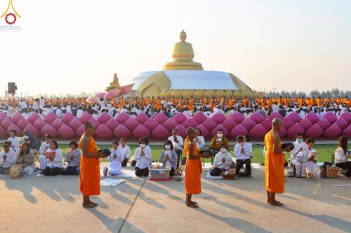 ภาพ No.201134:พิธีตักบาตรพระธรรมยาตรา ณ อนุสรณ์สถานลำดับที่ 5 สถานที่เผยแผ่วิชชาธรรมกายครั้งแรก อนุสรณ์สถานบางปลา วัดบางปลา อำเภอบางเลน จังหวัดนครปฐม ในโครงการธรรมยาตรา กตัญญูบูชา มหาปูชนียาจารย์ พระมงคลเทพมุนี(สด จนฺทสโร) พระผู้ปราบมาร อนุสรณ์สถาน 7 แห่ง ปีที่ 13