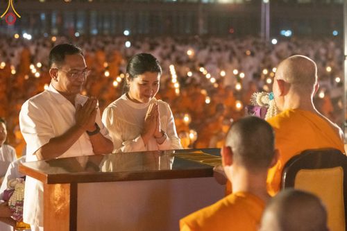 ภาพ No.122327:พิธีจุดประทีปถวายเป็นพุทธบูชา และบูชาธรรมมหาปูชนียาจารย์ พระมงคลเทพมุนี(สด จนฺทสโร) ในโครงการธรรมยาตรา กตัญญูบูชา มหาปูชนียาจารย์ พระมงคลเทพมุนี(สด จนฺทสโร) พระผู้ปราบมาร อนุสรณ์สถาน 7 แห่ง ปีที่ 12 วันที่ 31 มกราคม พ.ศ. 2567 ณ วัดพระธรรมกาย จ.ปทุมธานี (
