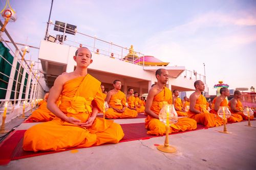 ภาพ No.201677:พิธีจุดประทีปถวายเป็นพุทธบูชา และบูชาธรรมมหาปูชนียาจารย์ ณ อาคารธรรมยาตรา กตัญญูบูชามหาปูชนียาจารย์ ตรงข้ามวัดปากน้ำภาษีเจริญ จ.กรุงเทพมหานคร ในโครงการธรรมยาตรา กตัญญูบูชา มหาปูชนียาจารย์ พระมงคลเทพมุนี(สด จนฺทสโร) พระผู้ปราบมาร อนุสรณ์สถาน 7 แห่ง