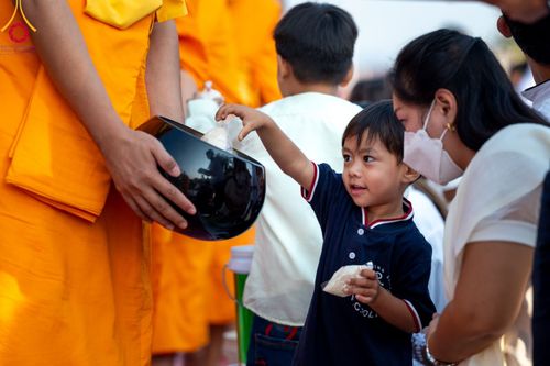 ภาพ No.101926:ตักบาตรพระ 10,000 รูป เติมบุญให้แผ่นดิน เนื่องในโอกาส 192 ปี จังหวัดกาญจนบุรี หนึ่งในโครงการตักบาตรพระ 2,000,000 รูป  77 จังหวัดทุกวัดทั่วไทย วันจันทร์ที่ 11 ธันวาคม พ.ศ. 2566 บริเวณถนนสองแคว (SKY WALK) เมืองกาญจนบุรี