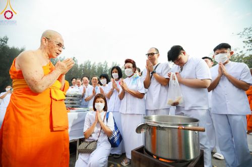 ภาพ No.111956:พิธีถวายภัตตาหารเป็นสังฆทาน แด่คณะพระธรรมยาตราฯ ในโครงการธรรมยาตรา กตัญญูบูชา มหาปูชนียาจารย์ พระมงคลเทพมุนี(สด จนฺทสโร) พระผู้ปราบมาร อนุสรณ์สถาน 7 แห่ง ปีที่ 12 วันที่ 14 มกราคม พ.ศ. 2567 ณ อนุสรณ์สถานมหาวิหารพระมงคลเทพมุนี  (โลตัสแลนด์) อ.สองพี่น้อง จ