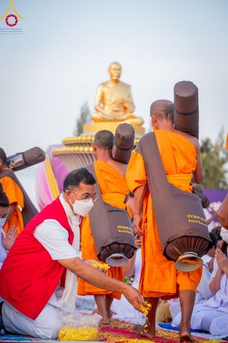 ภาพ No.107968:พิธีต้อนรับพระธรรมยาตรา ในโครงการธรรมยาตรากตัญญูบูชา มหาปูชนียาจารย์ พระมงคลเทพมุนี(สด จนฺทสโร) พระผู้ปราบมาร อนุสรณ์สถาน 7 แห่ง ปีที่ 12 วันที่ 7 มกราคม พ.ศ. 2567 ณ อนุสรณ์สถานคลองบางนางแท่น  อ.สามพราน จ.นครปฐม