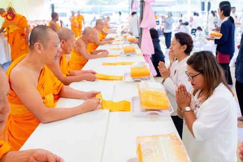 ภาพ No.198431:พิธีถวายภัตตาหารเป็นสังฆทาน แด่พระธรรมยาตรา ณ อนุสรณ์สถานบางปลา วัดบางปลา อำเภอบางเลน จังหวัดนครปฐม ในโครงการธรรมยาตรา กตัญญูบูชา มหาปูชนียาจารย์ พระมงคลเทพมุนี(สด จนฺทสโร) พระผู้ปราบมาร อนุสรณ์สถาน 7 แห่ง ปีที่ 13 วันที่ 20 มกราคม พ.ศ. 2568