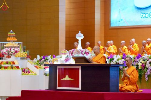 ภาพ No.143501:พิธีตักบาตร ข้าวสารอาหารแห้ง ณ บ้านแก้วเรือนทองคุณยายฯ และ พิธีบูชาข้าวพระ  ณ สภาธรรมกายสากล วัดพระธรรมกาย วันอาทิตย์ที่ 7 กรกฎาคม พ.ศ. 2567