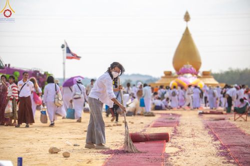 ภาพ No.130111:V.34 เพื่อธรรมเพื่อบางกล่ำ การรับบุญของเจ้าหน้าที่หน่วยงานต่างๆ  เพื่องานธรรมยาตราอัญเชิญพระบรมสารีริกธาตุ ประดิษฐาน ณ มหารัตนเจดีย์สิริปทุมสวรรค์ (เจดีย์อริยพุทธะ 5 พระองค์) ณ ศูนย์ปฏิบัติธรรมภาคใต้ อ.บางกล่ำ จ.สงขลา ระหว่างวันที่ 9-10 มีนาคม พ.ศ. 2567