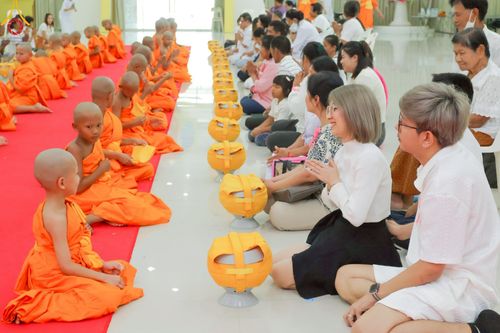 ภาพ No.216294:วันเสาร์ที่ 5 เมษายน พ.ศ. 2568 พิธีตัดปอยผม พิธีขอขมาผู้ปกครอง พิธีขอขมามอบผ้าไตร พิธีบรรพชา พิธีถวายบาตรสามเณร ณ ศูนย์ปฏิบัติธรรมและศูนย์อบรมเยาวชนเพชรบุรี ต.ท่าแลง อ.ท่ายาง จ.เพชรบุรี