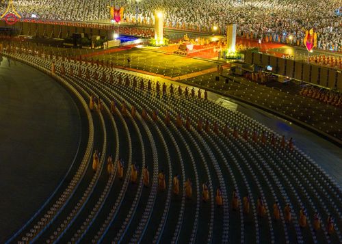 ภาพ No.160689:พิธีจุดประทีป 20,000 ดวง บูชาพระมหาธรรมกายเจดีย์ และบูชาพระมงคลเทพมุนี (สด จนฺทสโร) พระผู้ปราบมาร ณ ลานธรรม พระมหาธรรมกายเจดีย์ วัดพระธรรมกาย จ.ปทุมธานี วันที่ 10 ตุลาคม พ.ศ. 2567