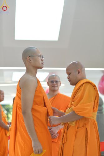 ภาพ No.199777:โครงการอุปสมบทหมู่บูชาธรรม 116 ปี คุณยายอาจารย์มหารัตนอุบาสิกาจันทร์ ขนนกยูง โครงการอุปสมบทหมู่ธรรมทายาท ระดับอุดมศึกษา รุ่นที่ 51 ภาคฤดูหนาว  ณ โบสถ์พระไตรปิฏก วัดพระธรรมกาย จ.ปทุมธานี  วันที่ 11 มกราคม พ.ศ. 2568 โดยมีพระครูปลัดรัตนวีรวัฒน์ เจ้าอาวาสวัด