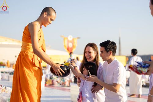 ภาพ No.105351:พิธีตักบาตรฉลองพระบวชใหม่ รุ่นบูชาธรรมมหาปูชนียาจารย์ และต้อนรับศักราชใหม่ วันจันทร์ที่ 1 มกราคม พ.ศ. 2567 ณ ลานธรรมพระมหาธรรมกายเจดีย์ วัดพระธรรมกาย