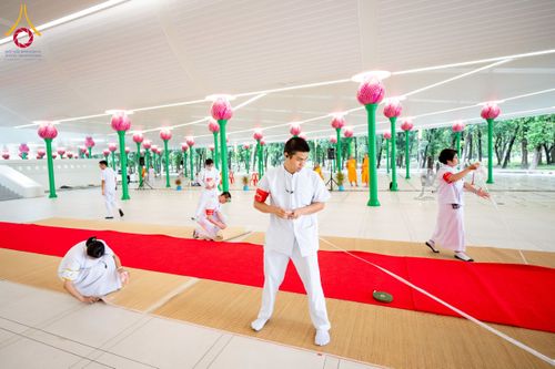 ภาพ No.244890:วันเสาร์ที่ 6 กันยายน พ.ศ. 2568 พิธีถวายบาตร บรรพชา อุปสมบทของนาคธรรมทายาท โครงการอุปสมบทหมู่บูชาธรรมครบรอบ 108 ปี  วันครูผู้ค้นพบวิชชาธรรมกาย ณ โบสถ์พระไตรปิฎก วัดพระธรรมกาย