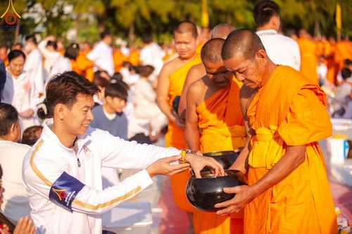 ภาพ No.193064:พิธีตักบาตรพระธรรมยาตรา ณ อนุสรณ์สถานคลองบางนางแท่น อ.สามพราน จ.นครปฐม ในโครงการธรรมยาตรา กตัญญูบูชา มหาปูชนียาจารย์ พระมงคลเทพมุนี(สด จนฺทสโร) พระผู้ปราบมาร อนุสรณ์สถาน 7 แห่ง ปีที่ 13 วันที่ 11 มกราคม พ.ศ.2568