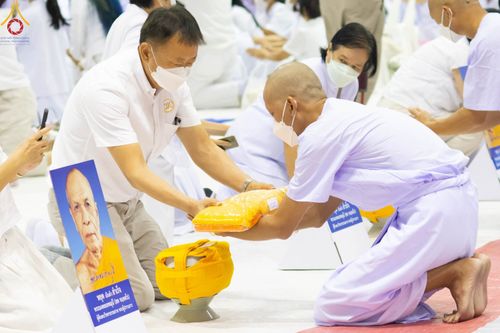 ภาพ No.101529:พิธีเวียนประทักษิณ, พิธีวันทาเจดีย์, พิธีขอขมาและมอบผ้าไตร ในโครงการอุปสมบทหมู่ รุ่นบูชาธรรมมหาปูชนียาจารย์ ณ วัดพระธรรมกาย ในวันที่ 9 ธันวาคม พ.ศ. 2566