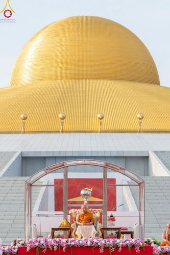 ภาพ No.221667:วันอังคารที่ 22 เมษายน พ.ศ. 2568 ภาพพิธีถวายมหาสังฆทานคณะสงฆ์ 40,000 กว่าวัดทั่วประเทศ เนื่องในวันคุ้มครองโลก ชุดที่ 2 (ปลื้มให้สมการรอคอย) ณ ลานธรรมพระมหาธรรมกายเจดีย์ วัดพระธรรมกาย