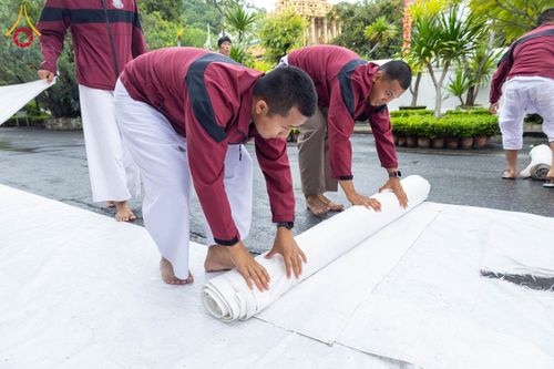 ภาพ No.351534:วันที่ 22 กันยายน พ.ศ. 2569  พิธีตักบาตรสามเณรธรรมทายาท โครงการบรรพชาพัฒนาคุณธรรม จริยธรรม  สำหรับนักเรียนนายสิบตำรวจ (นสต.) รุ่นที่ 16 ศูนย์ฝึกอบรมตำรวจภูธรภาค 1  ณ วัดพระพุทธบาทราชวรมหาวิหาร