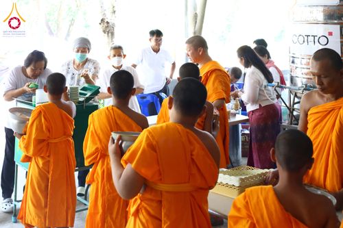 ภาพ No.320948:วันเสาร์ที่ 11 เมษายน พ.ศ.2569 พิธีตักบาตรฉลองสามเณรใหม่ ณ ศูนย์อบรมเยาวชนนครปฐม