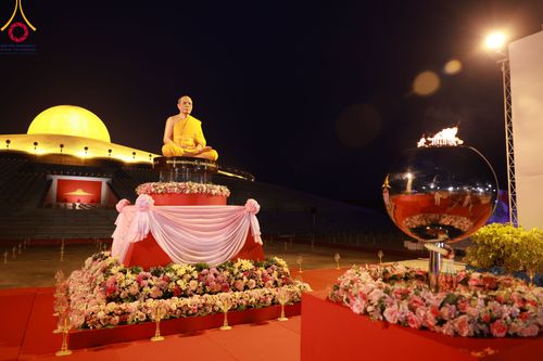 ภาพ No.90336:พิธีจุดประทีป 20,000 ดวง บูชาพระมหาธรรมกายเจดีย์ และบูชาพระมงคลเทพมุนี(สด จนฺทสโร) พระผู้ปราบมาร วันอังคารที่ 10 ตุลาคม พ.ศ. 2566 ณ ลานธรรมพระมหาธรรมกายเจดีย์ วัดพระธรรมกาย จ.ปทุมธานี