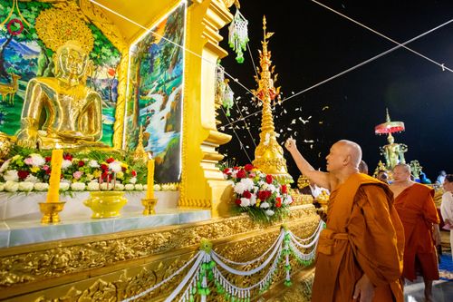 ภาพ No.90518:พิธีอัญเชิญพระบรมสารีริกธาตุประดิษฐาน ณ เจดีย์ศรีสองรัก วัดเก่าเขาน้อย อ.ปากน้ำปราณ จ.ประจวบคีรีขันธ์ วันที่ 3 ตุลาคม พ. ศ. 2566