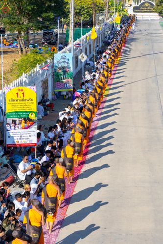 ภาพ No.292883:วันที่ 11 มกราคม พ.ศ. 2569 พิธีต้อนรับพระธรรมยาตรา ณ อนุสรณ์สถานลำดับที่ 3 สถานที่เกิดในเพศสมณะ วัดสองพี่น้อง อำเภอสองพี่น้อง จังหวัดสุพรรณบุรี ในโครงการธรรมยาตรา กตัญญูบูชา มหาปูชนียาจารย์ พระมงคลเทพมุนี(สด จนฺทสโร) พระผู้ปราบมาร อนุสรณ์สถาน 7 แห่ง ปีที