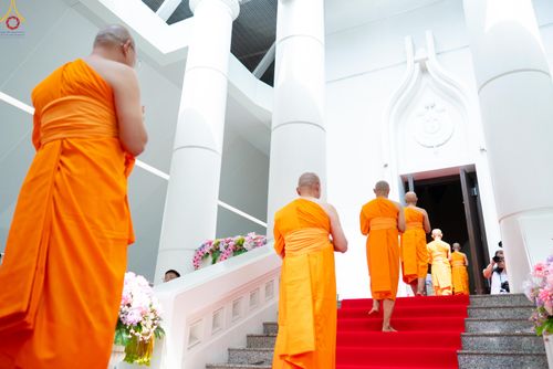 ภาพ No.330780:วันวิสาขบูชา อาทิตย์ที่ 31 พฤษภาคม พ.ศ.2569 พิธีบรรพชาสามเณรอุบาสก 11 ท่าน , พิธีถวายบาตรผ้าไตร และจตุปัจจัยไทยธรรม แด่สามเณร , พิธีอุปสมบทอุทิศชีวิต , พิธีกล่าวคำกัปปิยภัณฑ์  ณ อุโบสถพระไตรปิฎก วัดพระธรรมกาย จังหวัดปทุมธานี