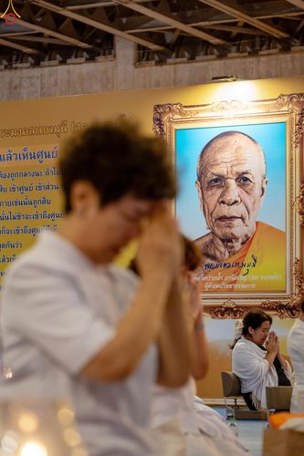 ภาพ No.331005:วันวิสาขบูชา อาทิตย์ที่ 31 พฤษภาคม พ.ศ.2569 พิธีจุดวิสาขประทีป , พิธีเวียนประทักษิณ  รอบพระมหาธรรมกายเจดีย์  และพิธีฉลองชัยสวดมนต์บทธัมมจักกัปปวัตนสูตร  ครบ 8,415,000,000 จบ ณ วัดพระธรรมกาย