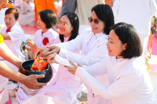 ภาพ No.292490:วันที่ 11 มกราคม พ.ศ. 2569 พิธีตักบาตรพระธรรมยาตรา ณ อนุสรณ์สถานคลองบางนางแท่น อ.สามพราน จ.นครปฐม ในโครงการธรรมยาตรา กตัญญูบูชา มหาปูชนียาจารย์ พระมงคลเทพมุนี(สด จนฺทสโร) พระผู้ปราบมาร อนุสรณ์สถาน 7 แห่ง ปีที่ 14