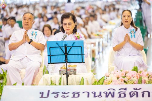 ภาพ No.311450:วันอาทิตย์ต้นเดือนที่ 1 มีนาคม พ.ศ.2569 พิธีตักบาตร และ พิธีบูชาข้าวพระ ณ สภาธรรมกายสากล วัดพระธรรมกาย