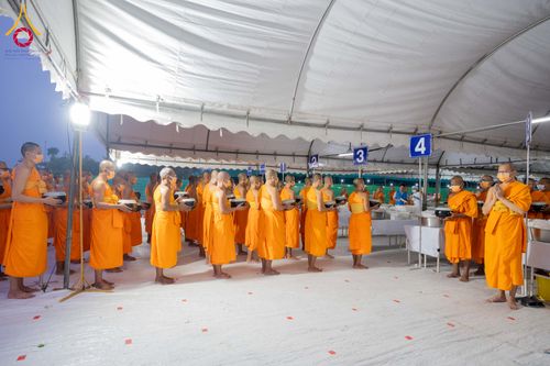 ภาพ No.300309:วันที่ 22 มกราคม พ.ศ. 2569 พิธีถวายภัตตาหารเป็นสังฆทาน แด่พระธรรมยาตรา ณ อนุสรณ์สถานบางปลา วัดบางปลา อำเภอบางเลน จังหวัดนครปฐม ในโครงการธรรมยาตรา กตัญญูบูชา มหาปูชนียาจารย์ พระมงคลเทพมุนี(สด จนฺทสโร) พระผู้ปราบมาร อนุสรณ์สถาน 7 แห่ง ปีที่ 14