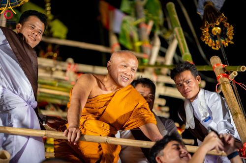 ภาพ No.90512:พิธีอัญเชิญพระบรมสารีริกธาตุประดิษฐาน ณ เจดีย์ศรีสองรัก วัดเก่าเขาน้อย อ.ปากน้ำปราณ จ.ประจวบคีรีขันธ์ วันที่ 3 ตุลาคม พ. ศ. 2566