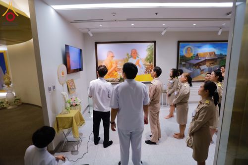 ภาพ No.311499:วันจันทร์ที่ 23 กุมภาพันธ์ พ.ศ. 2569 เปิดโลกทัศน์ผู้บริหารสถานศึกษายุคใหม่ เรียนรู้ต้นแบบการพัฒนาคนผ่านพลัง “บวร–V-Star” ผู้เข้ารับการพัฒนาตามโครงการ สพฐ. ศึกษาดูงานวัดพระธรรมกาย เสริมภาวะผู้นำคุณธรรมสู่การบริหารโรงเรียนอย่างยั่งยืน ณ อาคาร 100 ปี คุณยาย