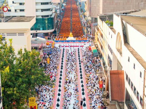 ภาพ No.343164:วันอาทิตย์ที่ 16 สิงหาคม พ.ศ.2569 พิธีตักบาตรพระ 10,000 รูป นานาชาติ ปีที่ 23 คณะสงฆ์ 4 ประเทศ 14 จังหวัดภาคใต้ น้อมถวายเป็นพุทธบูชา ทำบุญเพื่อแม่- พ่อ ณ ถนนนิพัทธ์อุทิศ 3 อ.หาดใหญ่ จ.สงขลา