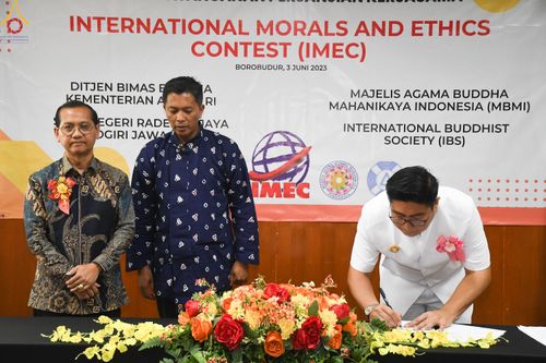 ภาพ No.82195:พิธีมอบรางวัลเกียรติยศและ การลงนามข้อตกลงความร่วมมือ (MOU)  โครงการสอบแข่งขัน  สอบตอบปัญหามงคลชีวิต 38 ประการ  ระหว่างประเทศ ในวันเสาร์ที่ 3 มิ.ย. พ.ศ.2566 ณ ห้องประชุม อวัทธนะ มหาเจดีย์บุโรพุทโธ ประเทศอินโดนีเซีย