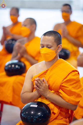 ภาพ No.80284:พิธีตักบาตรฉลองพระใหม่ ในโครงการบรรพชาอุปสมบทหมู่วันคุ้มครองโลก ณ สภาธรรมกายสากล วัดพระธรรมกาย วันอาทิตย์ที่ 16 เมษายน พ.ศ.2566