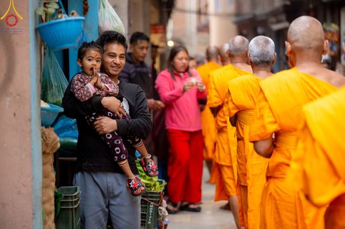 ภาพ No.317233:วันอังคารที่ 31 มีนาคม พ.ศ.2569 จาริกบิณฑบาตแห่งศรัทธา จากวัดอเชศวรสู่สี่แยกปาตันและวัดศรี ประเทศเนปาล