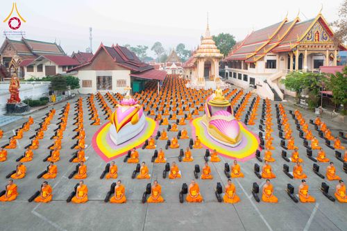 ภาพ No.297305:วันที่ 15 มกราคม พ.ศ.2569 พระธรรมยาตราปฏิบัติธรรมและถ่ายภาพหมู่ประวัติศาสตร์ อนุสรณ์สถานลำดับที่ 4 สถานที่เกิดด้วยกายธรรม  ณ วัดโบสถ์บน ต.บางคูเวียง จ.นนทบุรี ในโครงการธรรมยาตรา กตัญญูบูชา มหาปูชนียาจารย์ พระมงคลเทพมุนี(สด จนฺทสโร) พระผู้ปราบมาร อนุสรณ์ส