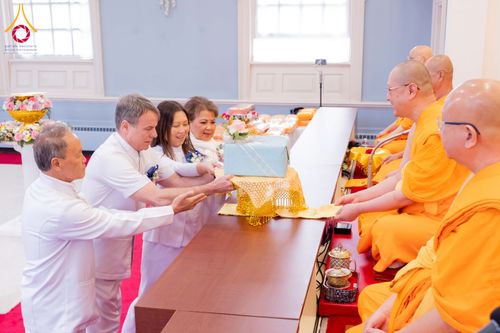 ภาพ No.319003:วันที่ 29 มีนาคม พ.ศ.2569 พิธีทอดผ้าป่าวัดพระธรรมกาย 20 ศูนย์สาขา และการประชุมภาคพื้นอเมริกา ไตรมาสที่ 1/2569 วัดพระธรรมกายชิคาโก ประเทศสหรัฐอเมริกา