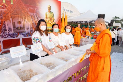 ภาพ No.73066:พิธีถวายภัตตาหารเป็นสังฆทาน แด่คณะพระธรรมยาตราฯ ในโครงการธรรมยาตรากตัญญูบูชา มหาปูชนียาจารย์ พระมงคลเทพมุนี(สด จนฺทสโร) พระผู้ปราบมาร อนุสรณ์สถาน 7 แห่ง ปีที่ 11 วันที่ 21 มกราคม พ.ศ. 2566
