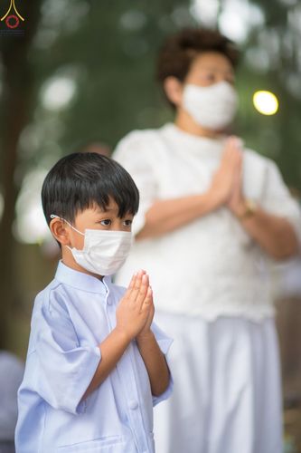 ภาพ No.69456:พิธีจุดประทีปถวายเป็นพุทธบูชา และบูชาธรรมมหาปูชนียาจารย์ ในโครงการธรรมยาตรากตัญญูบูชา มหาปูชนียาจารย์ พระมงคลเทพมุนี(สด จนฺทสโร) พระผู้ปราบมาร ปีที่ 11 ณ อนุสรณ์สถานมหาวิหารพระมงคลเทพมุนี อ.สองพี่น้อง จ.สุพรรณบุรี